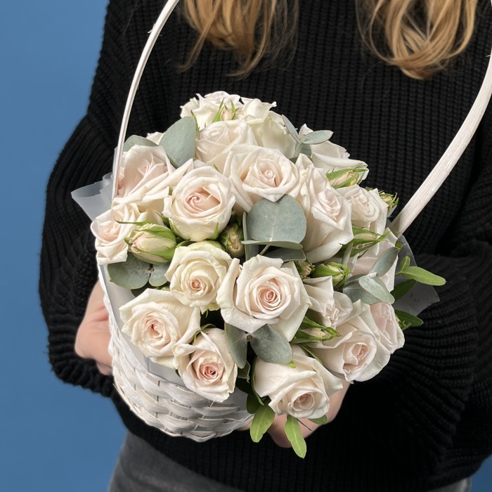 5 кустовых роз Роял Порцелина в корзине